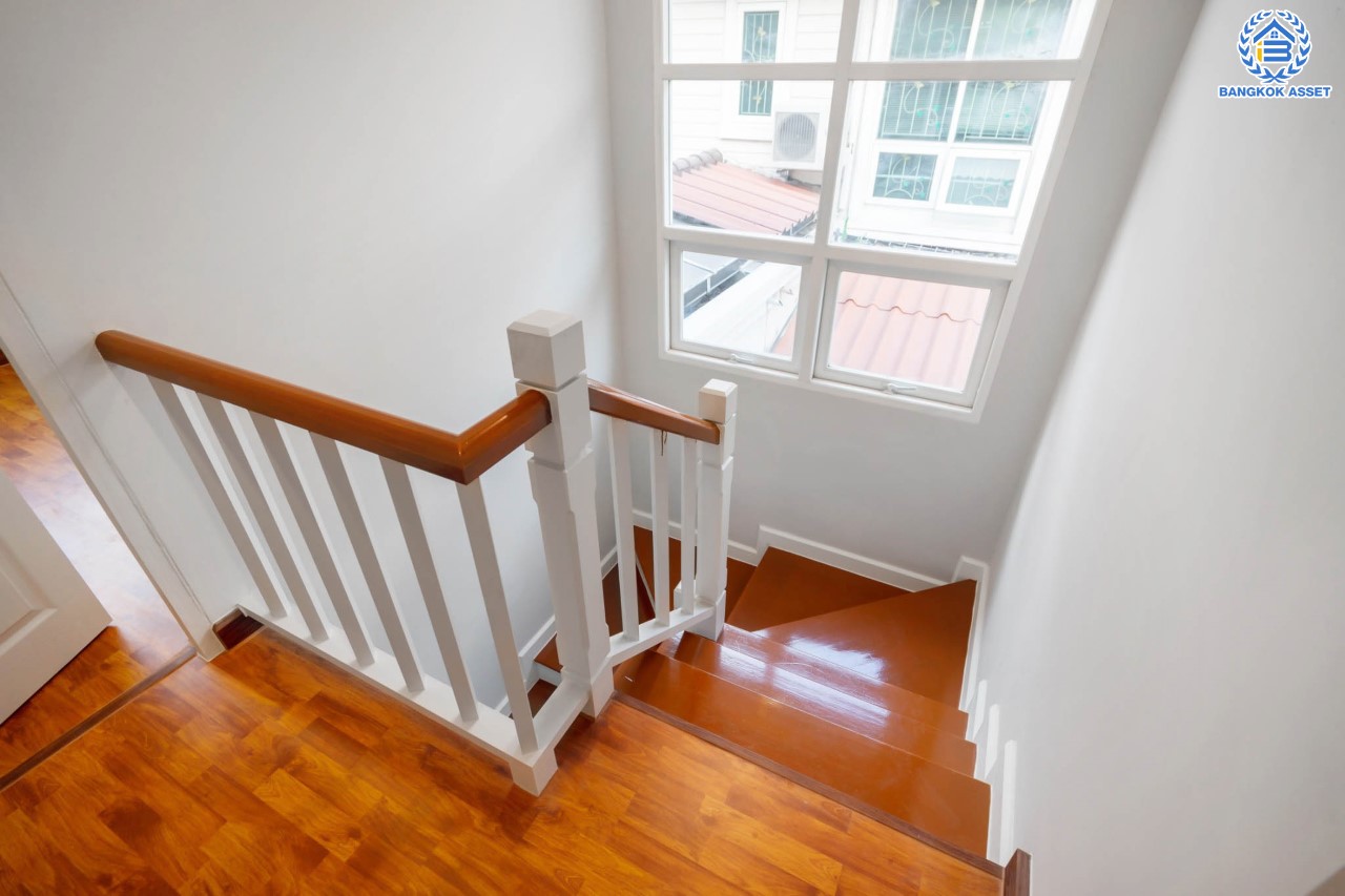 บ้านมือสองตกแต่งใหม่ แบรนด์ Property Perfect ม.เดอะวิลล่า ราชพฤกษ์-ท่าอิฐ บ้านแฝดฟังก์ชันระดับบ้านเดี่ยว เนื้อที่ 38.4 ตร.ว. โซนติดสวนสาธารณะ สัมผัสบรรยากาศผ่อนคลาย ฟังก์ชัน 3 ห้องนอน 2 ห้องน้ำ 1 ห้องอเนกประสงค์ขนาดใหญ่ชั้นล่าง จอดรถได้ 2 คัน บนทำเลเชื่อมต่อทั้งถ.รัตนาธิเบศร์ และถ.ราชพฤกษ์ และเพียง 10 นาทีถึงรถไฟฟ้า "สถานีบางรักน้อยท่าอิฐ"